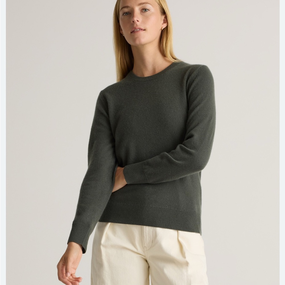 Quince Crew Neck Mongolian Cashmere Sweater in moss color - size small